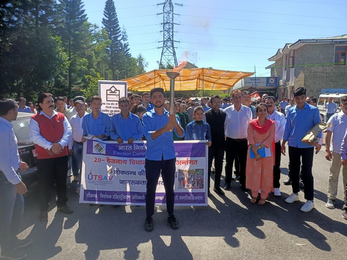 DEO Kangra ⁦@drnipunjindal⁩ flagged a young voter rally from SDM Office Baijnath carrying flame of democracy to generate voter awareness. Let’s pledge to vote. #SVEEP #UTSAV #HPElection2022
⁦@mangarg2002⁩ ⁦@hpelection⁩ ⁦@ECISVEEP⁩ ⁦@sudhir_bhatia⁩