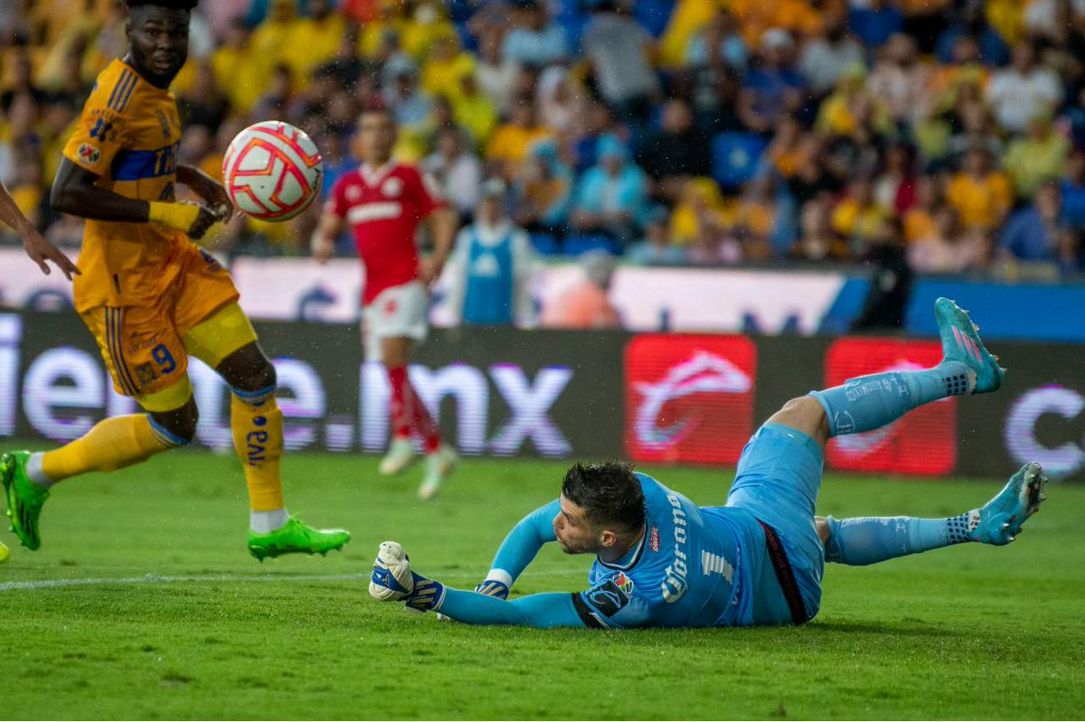 AztecaAmerica's tweet image. El Apertura 2022 se consolida como el torneo de porteros goleadores; con la anotación del brasileño Tiago Volpi en la liguilla ya son tres arqueros.

bit.ly/3RWosjO