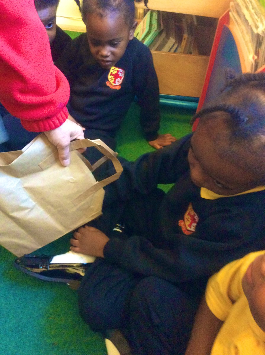 StChads_Croydon's tweet photo. Nursery are very excited about @CountryTrust’s Farm In A Box as they are learning about farms and where our food comes from. Today the ate food fresh from the ground and discovered what’s in the feely bags! #FarmInABox https://t.co/hck0yb3xpv