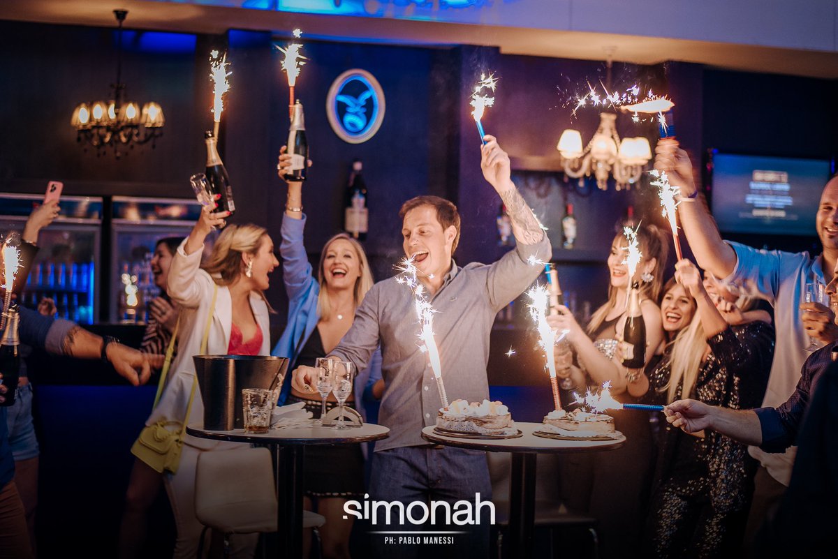 SIMONAHDISCO's tweet photo. Si hay fiesta, hay un #Simonah 💫 https://t.co/bMTvw7J5u1