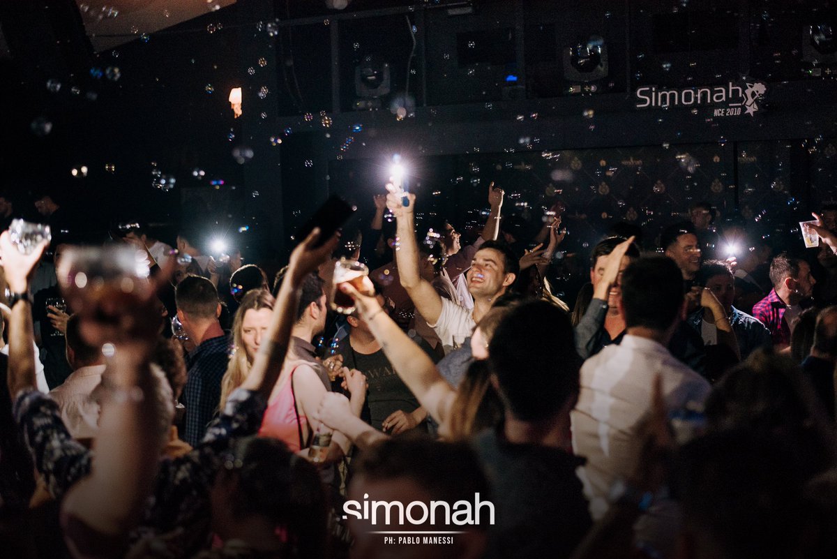 SIMONAHDISCO's tweet photo. Si hay fiesta, hay un #Simonah 💫 https://t.co/bMTvw7J5u1