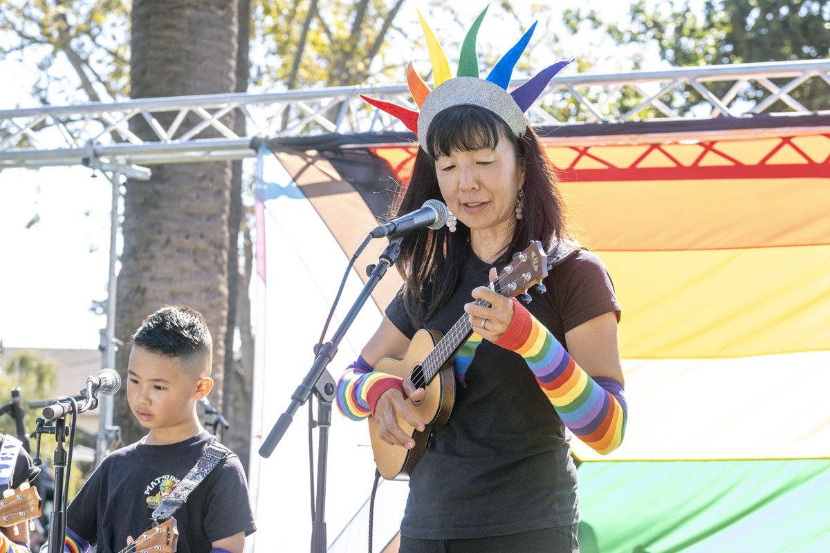 alamedapost's tweet photo. Alameda's inaugural Pride festivities and the thousands of attendees were captured in all their bright colors and joy by photographer José Lim on October 8, 2022.

https://t.co/rMBWLBHTIL

#Alameda #Pride #Celebration #LGBTQ @CityofAlameda @PlayArpd @AlamedaPride @alamedaelks1015 https://t.co/H9AIpQT0xr