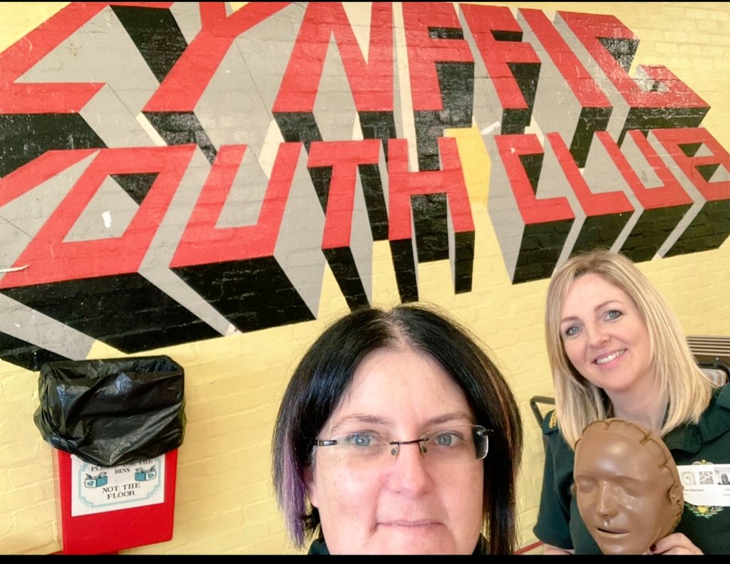 WelshAmbPECI's tweet photo. Thank you @Cynffigofficial for a warm welcome & superb #RestartaHeartDay. 150 Year 7 pupils learnt #adultcpr #childcpr #defib. They were amazing & potential lifesavers! Thank you to Nik @MaestegCFR who continually gives her supports to the work we do & her local community π https://t.co/UytegAKSBF
