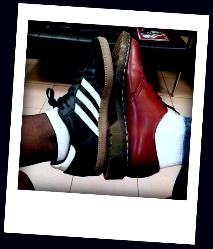 Spirit69_'s tweet photo. Espíritu del 69. Aquellos Años locos que no volverán. Maneras de Vivir. #skinner #dcmartens #adidasamba #terracestyle #subculture #StreetFighter #workingclass #England  #oldschool #wearestillyoung https://t.co/T0bivl0h9d