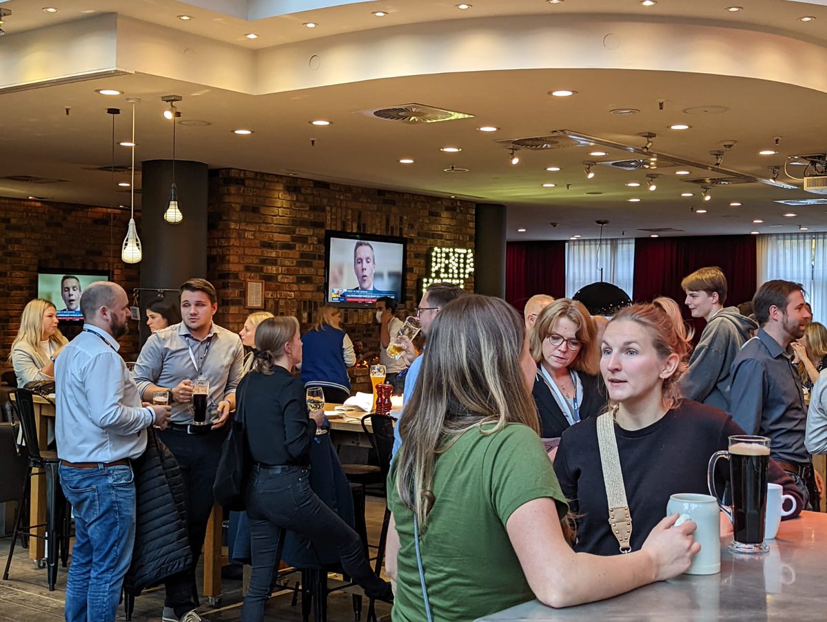 Haendlerbund's tweet photo. Wir lassen den erfolgreichen #AmazonSellerDay erstmal ausklingen. DANKE für die spannenden Vorträge, die interessanten Gespräche, unsere tollen Partner und Gäste, und unser #BestesTeam. 🥳🍻 https://t.co/mjA7syQjT7