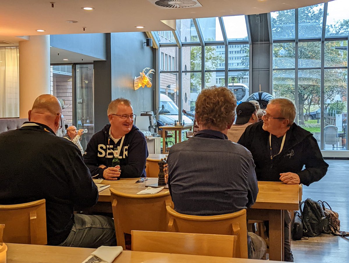 Haendlerbund's tweet photo. Wir lassen den erfolgreichen #AmazonSellerDay erstmal ausklingen. DANKE für die spannenden Vorträge, die interessanten Gespräche, unsere tollen Partner und Gäste, und unser #BestesTeam. 🥳🍻 https://t.co/mjA7syQjT7
