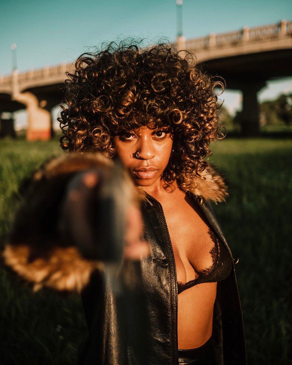 eyeamsanii's tweet photo. Her energy is contagious 
Journal filled with pages 
Of poems
Of dreams 
And everything in between 
The Melanated Queen
Overstood and Seen
She’s a fiery soul 
Trusting herself is what she knows 
It’s a lifestyle
To be this free
To overstand that life is worth living 
S.K. https://t.co/QJbksSTw2Y