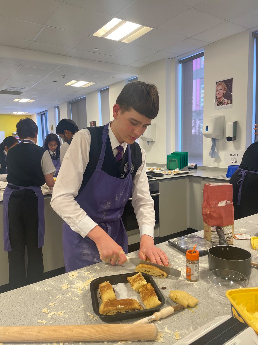 ActToan's tweet photo. Our Year 10 students thoroughly enjoyed creating Chelsea Buns. 😊

#topchef #ChelseaBuns #delicious https://t.co/QAGDh10xBE