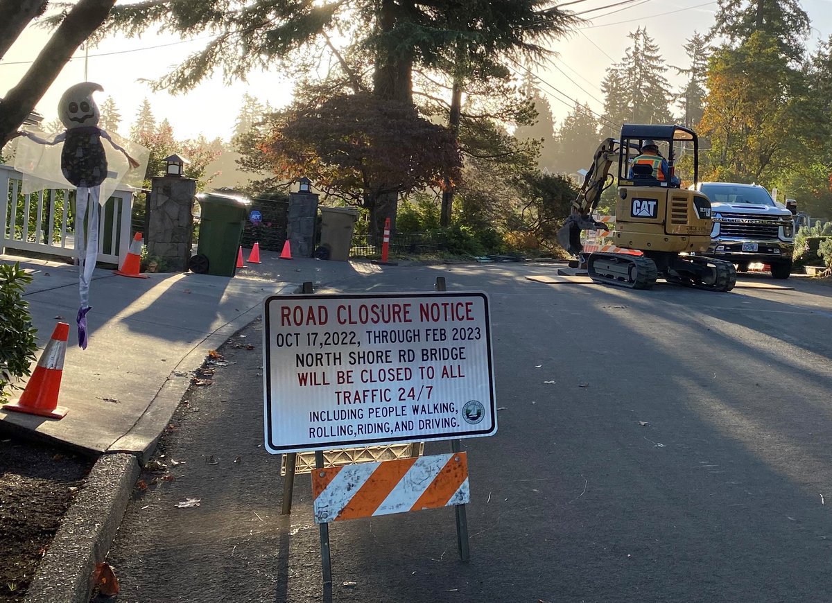 LakeOswegoInfo's tweet photo. #TrafficReminder: starting 10/17, the North Shore Road Bridge will be closed to ALL traffic until early 2023: incl people walking, rolling, riding, driving & boating. Construction is taking place on the retaining walls. Info: https://t.co/1rpEqRpaPn #PDXTraffic #LakeOswego https://t.co/hVGHZp4K19