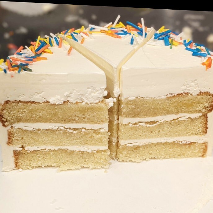 jbchang's tweet photo. Poll: too much frosting on top or just the right amount? 🤔 (for the record we train that this is too much but my personal pastry tester Christopher gives this 2 thumbs up!!!! 👍👍😂) 🍰 🧁🎂#flourbakery #frostinglimit #nevertoomuchfrosting #birthdaycak… https://t.co/wrXwR2QDfn https://t.co/5g1Jmk5nCG