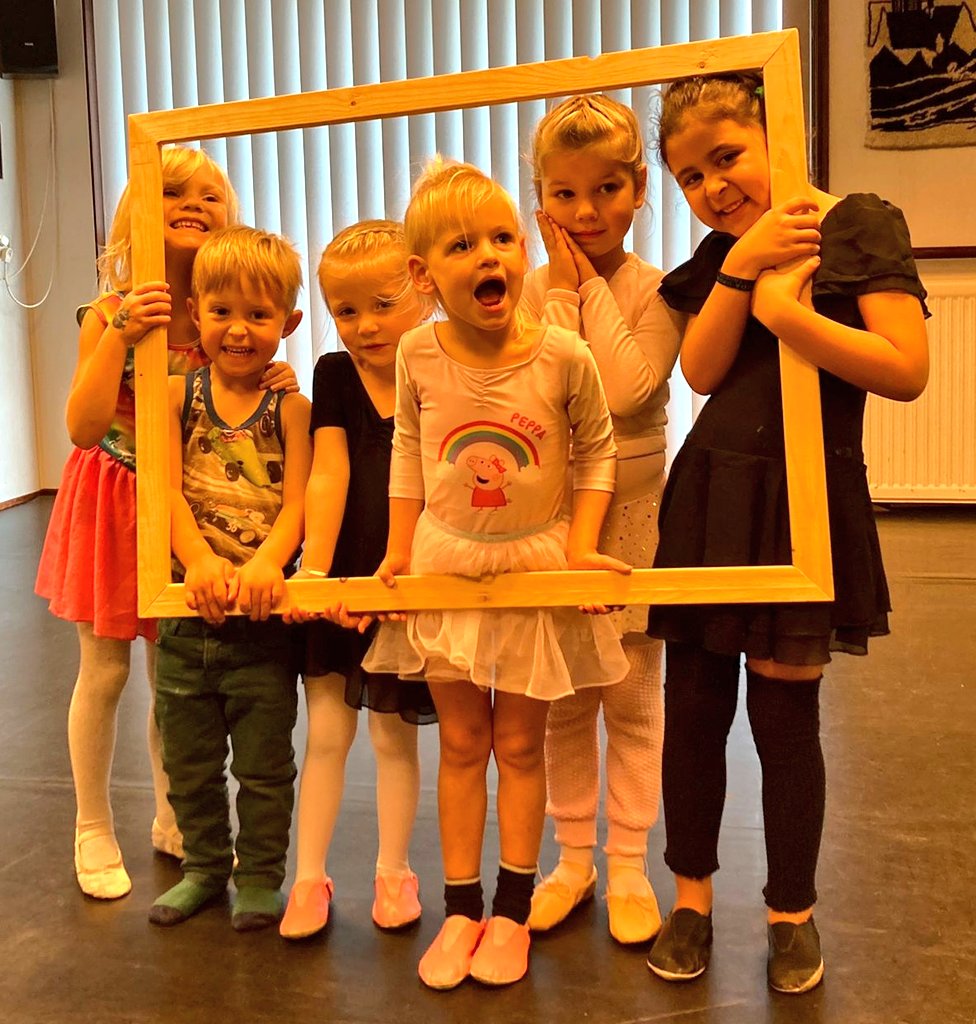 MarionSchouten's tweet photo. Kijk nou eens wat een prachtig plaatje onze jonge dansers met elkaar vormen. Het plezier spat eraf! Met dansen kan je op alle leeftijden beginnen, dus .... wees welkom!
#Maassluis #Balletstudio #plezier #gezond #groepslessen https://t.co/tkrCZEKm9j