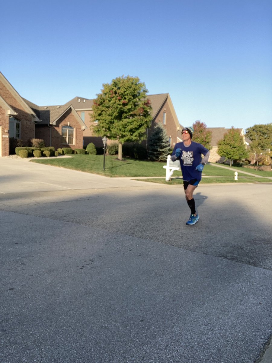 RobRueff's tweet photo. Just enjoying a little stroll under that clear Hoosier fall sky #runchat #comebackquotient #runningchangeseverything #fallrunning #milesandsmiles #runindy #run317 #getbettertoday #aimhigh #improveeveryday #sharethejourney https://t.co/NwtGRxlyi2