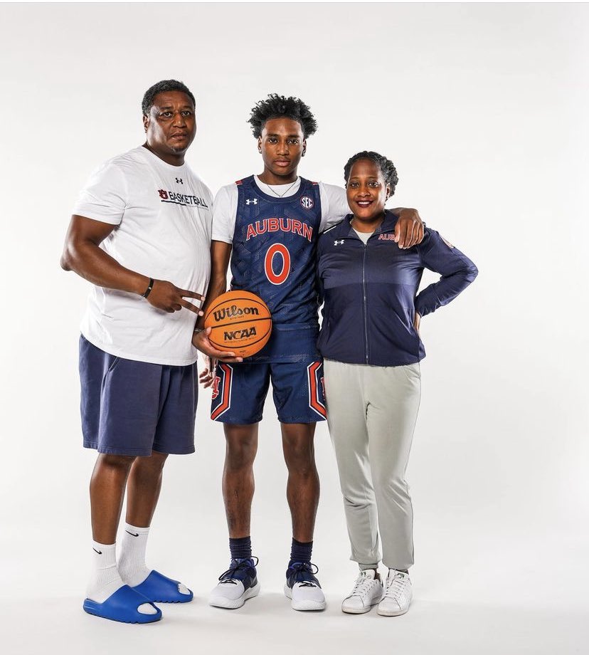 One the most explosive guards in the class of 2024 Tahaad Pettiford goes in depth on his first official visit to Auburn with @247Sports Story: 247sports.com/Article/Basket…
