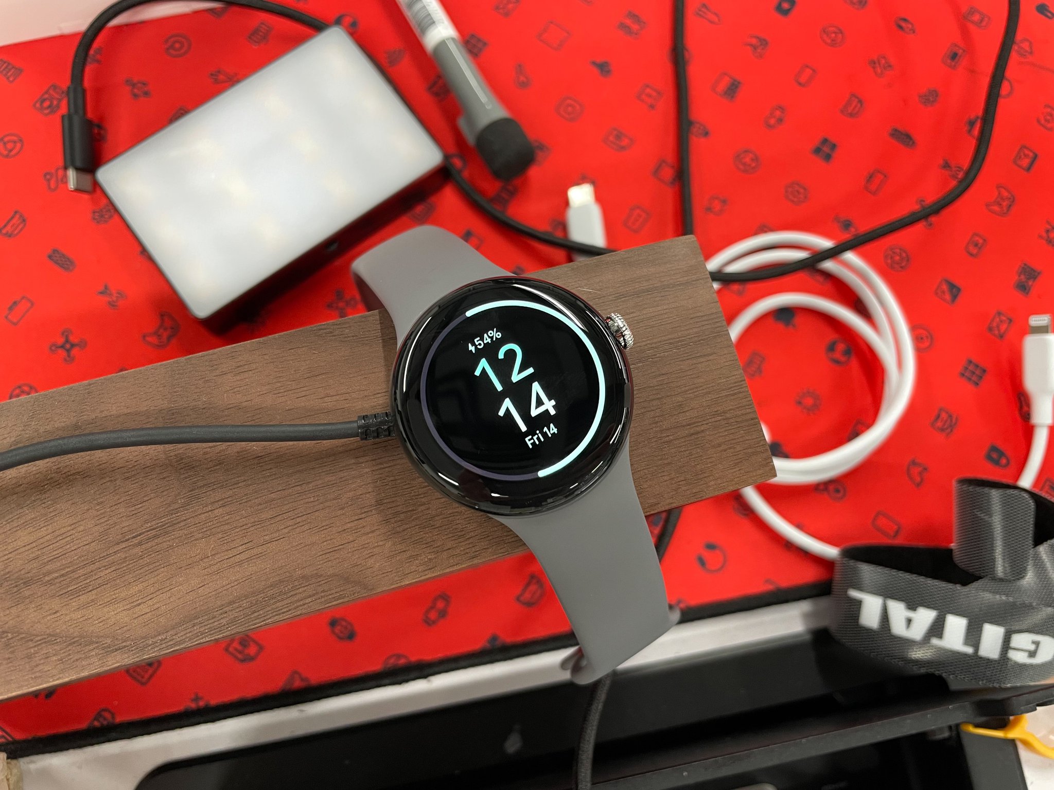 David ImeI on Twitter "The Pixel Watch shows charging indication on