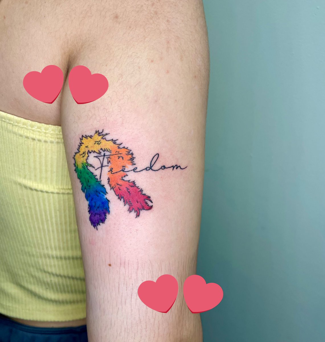 Ieathersuit's tweet photo. it’s no surprise that harry helped me become the most authentic version of myself. when he threw a rainbow boa at me and then shouting the word “FREEDOM!” down on his knees with my bi flag up in the air. i will always have a little piece of that night with me. i’m so thankful <3 https://t.co/r5goBwXMJc