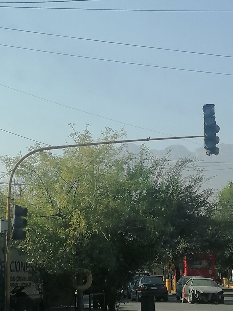 #ReporteCiudadano 📲 Automovilistas reportan 4 semáforos sin funcionar desde hace una semana en el cruce de Av. Edison y la calle Pedro Ma. Anaya, colonia Progreso, en #Monterrey.

Se exhorta a la autoridad a atender y solucionar la problemática. <a href="/ServPublicosMty/">Secretaría de Servicios Públicos Mty</a> <a href="/Cicmty/">CIC</a>