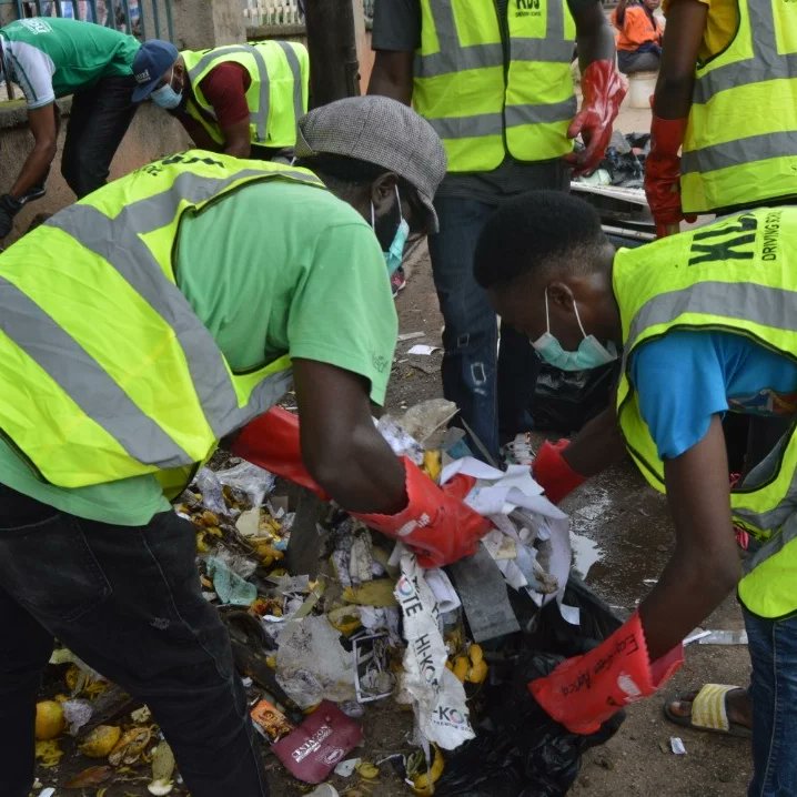 Cleanupnaija1's tweet photo. Our team on community service in #Abuja. Call us to move all your solid waste from your homes. #AbujaTwitterCommunity. https://t.co/gpQMvHbQQw https://t.co/1S9Hvzfn3U