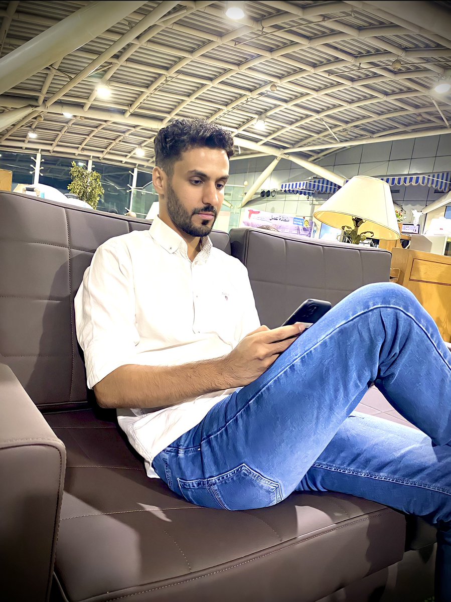 احزم حقائب / و لّم جروح 
وإبعد عن الضيق ودياره...

ترى المطارات موطن بوح
وترى السما باب طياره ...

لامست شعوري❤️
