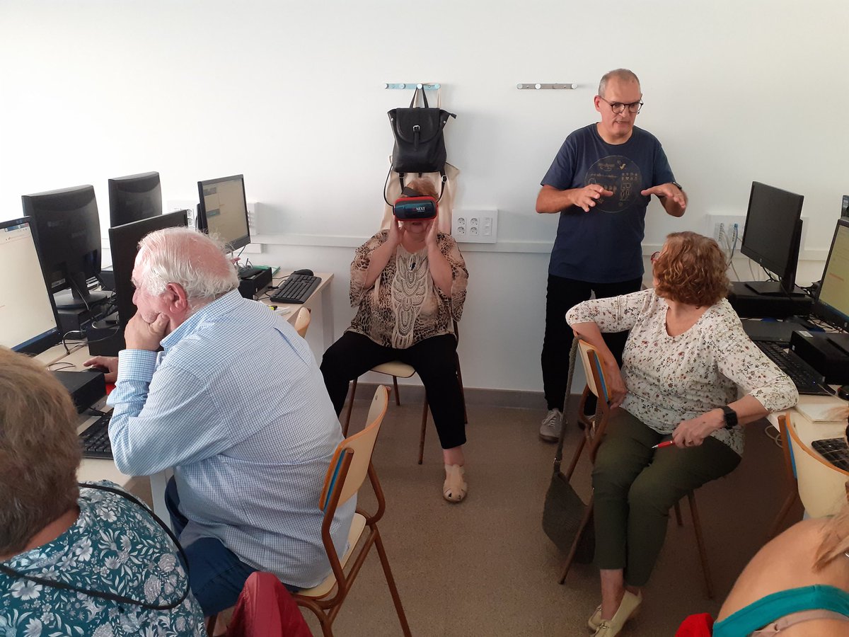 La Montse, experimentant la realitat virtual a COMPETIC 2.