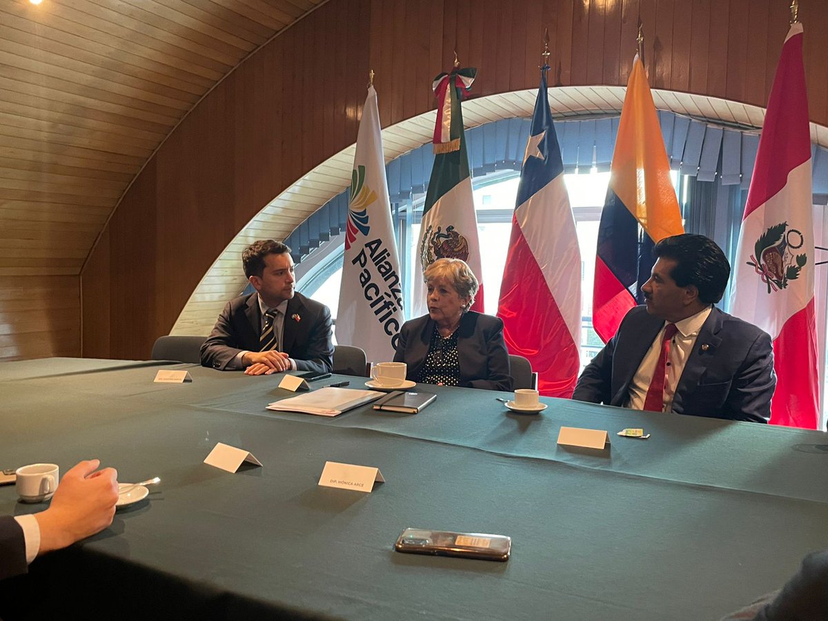 EmbaMexChi's tweet photo. 📸 La Embajada 🇲🇽 fue sede de un encuentro entre el Presidente Pro Tempore de la Comisión Interparlamentaria de Seguimiento a la @A_delPacifico, el senador @DrRamonEnriquez 🇲🇽, y los miembros chilenos 🇨🇱 de dicha Comisión. https://t.co/Sb8QZxaYEE