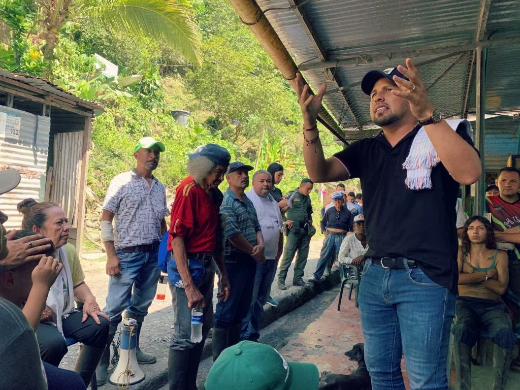 EduarTrianaR's tweet photo. #ConstruyendoDeLaManoDeLaComunidad. El mejor equipo para un verdadero cambio se hace con la ciudadanía https://t.co/acPSWbbUau
