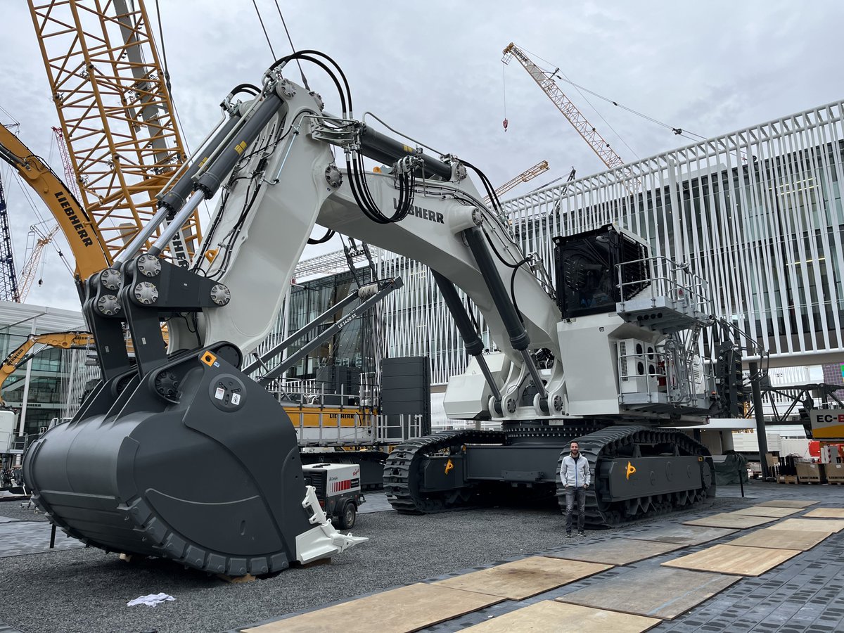 MarcoTranzatto's tweet photo. Today I saw two very, very, very big machines (roboticist in the pic for scale) … impressive size! Maybe one day soon they’re also going to be 🤖 https://t.co/6Iiy1TcrKg