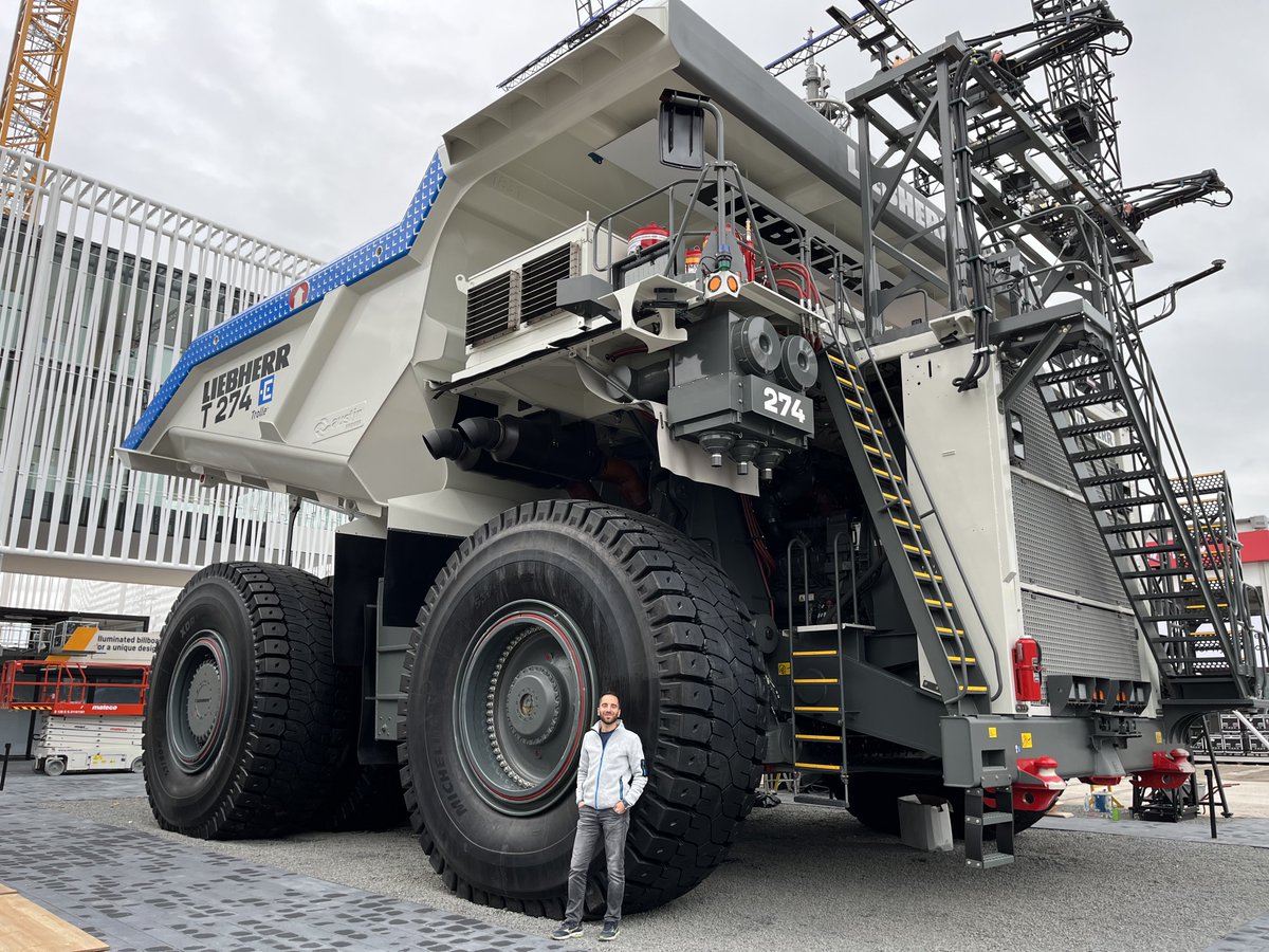 MarcoTranzatto's tweet photo. Today I saw two very, very, very big machines (roboticist in the pic for scale) … impressive size! Maybe one day soon they’re also going to be 🤖 https://t.co/6Iiy1TcrKg