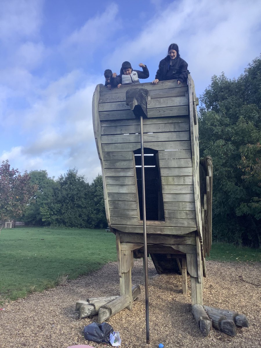ZaytounaS's tweet photo. Year 5 and 6 have had a very inspiring day at the @RollsRoyceUK STEM Festival! We learned lots about different types of engineering and ‘Aviation Evolution’ was a particular favourite among the children. We’re excited for next year already... 🧑🏽🔬✈️🦅 #EveryoneAScientist https://t.co/L3kCekAkt8