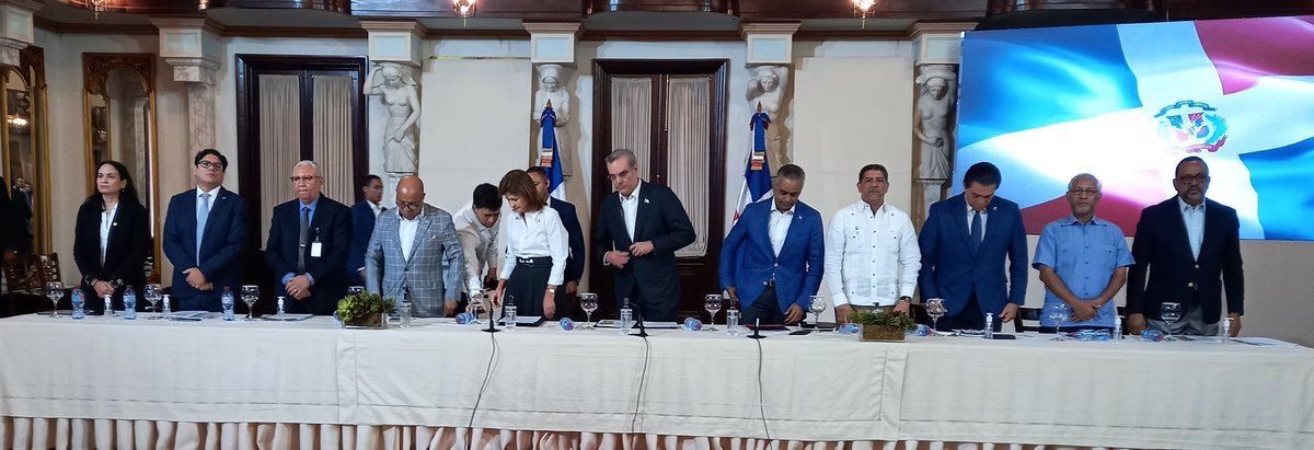 guadalupevaldez's tweet photo. Que hoy celebremos el #DiaMundialdelaAlimentacion en reunión del #CONASSAN establecido en la #Ley589-16 con presencia del Presidente #LuisAbinader y los Ministros de Salud Educación y Agricultura y @Pachecoalfredoo presidente de la Cámara @DiputadosRD expresa compromiso con SSAN https://t.co/SsDv97Nce4