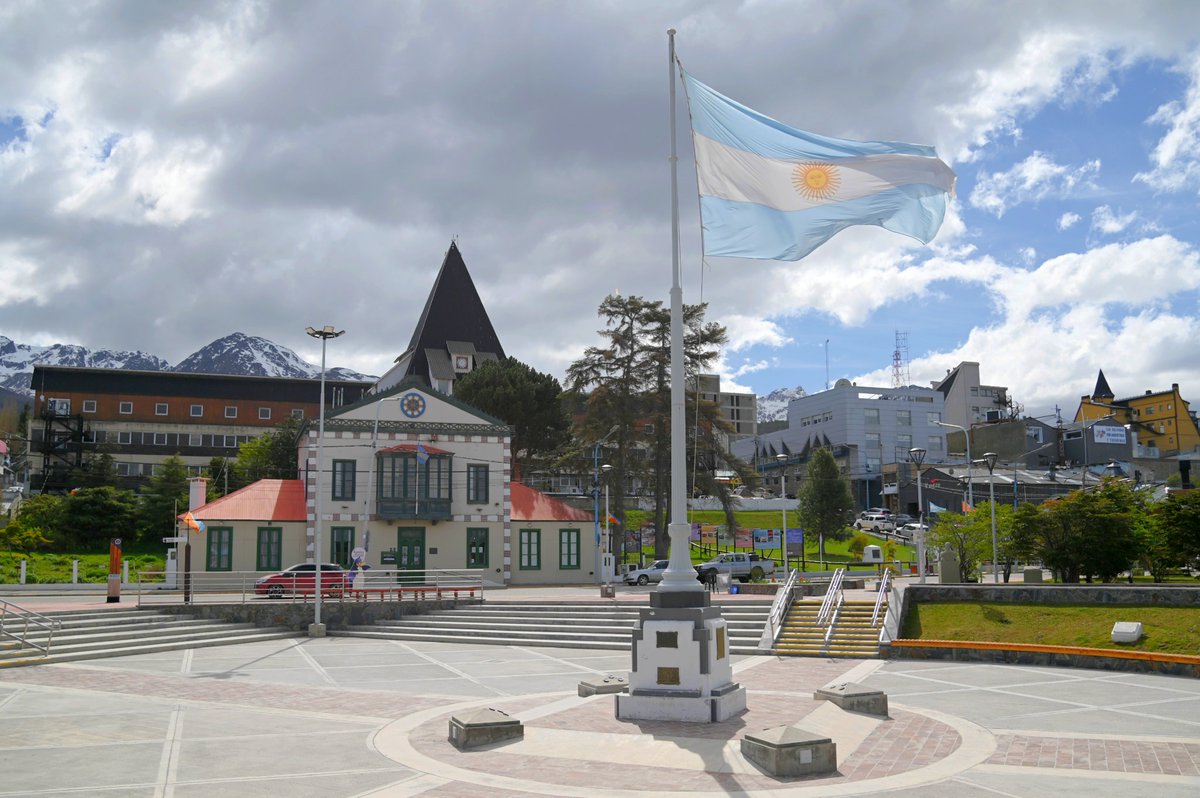 Entre el mar y las montañas Ushuaia es la capital del Fin del Mundo ¡Tierra del Fuego es emoción a primera vista! #Ushuaia #TierraDelFuego #FinDelMundo #NaturalezaAlFin #LaRutaNatural #Patagonia #Argentina