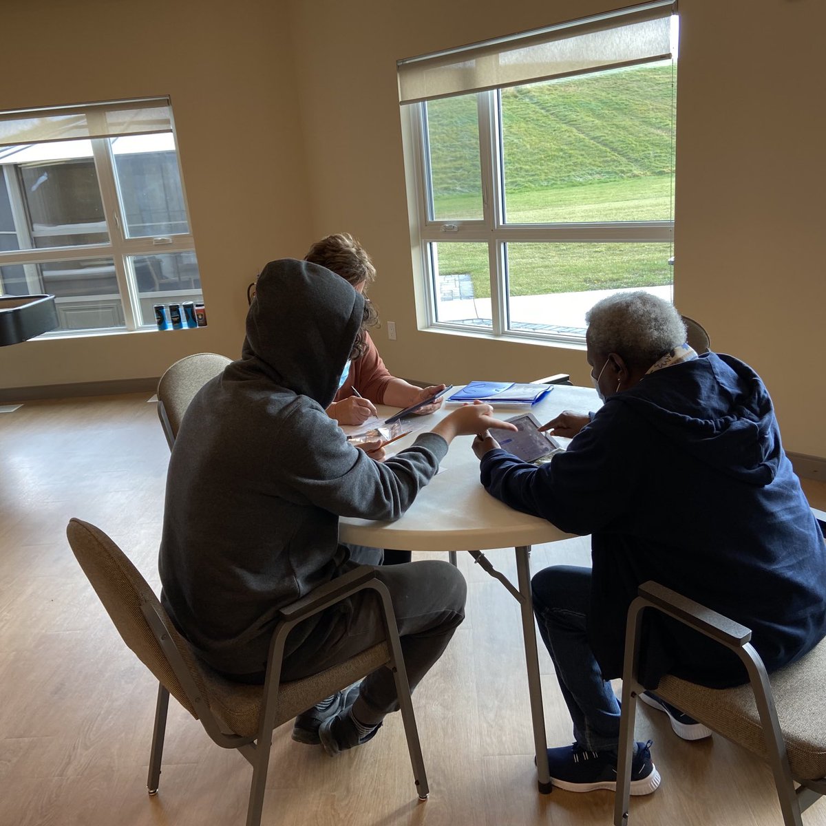 TransconaSenior's tweet photo. Murdock MacKay Students working with Seniors on technology. https://t.co/RXXYXETisX