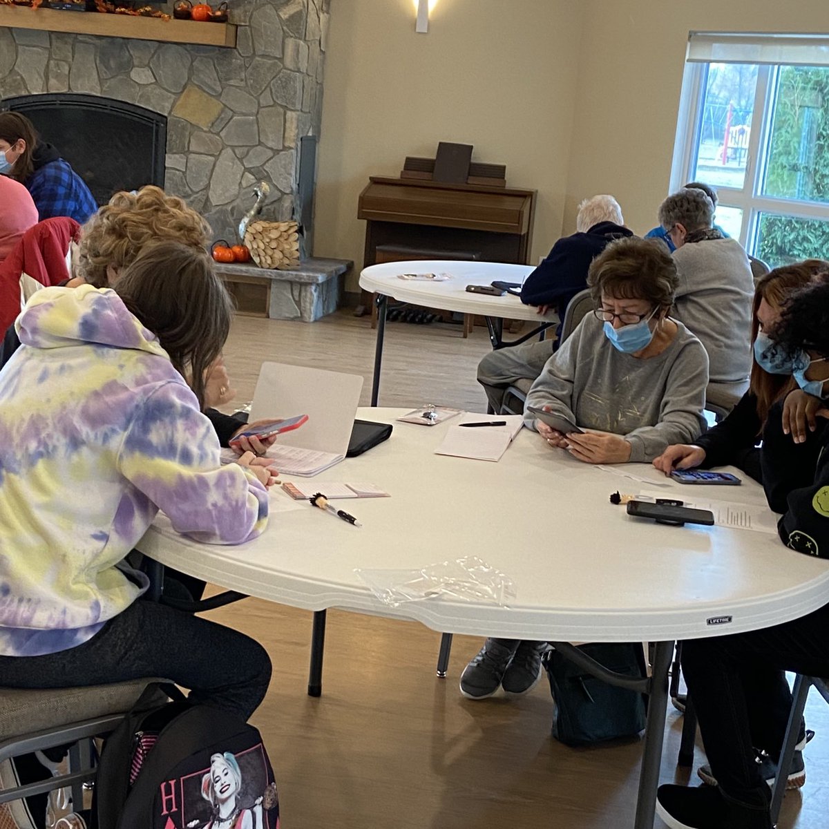 TransconaSenior's tweet photo. Murdock MacKay Students working with Seniors on technology. https://t.co/RXXYXETisX