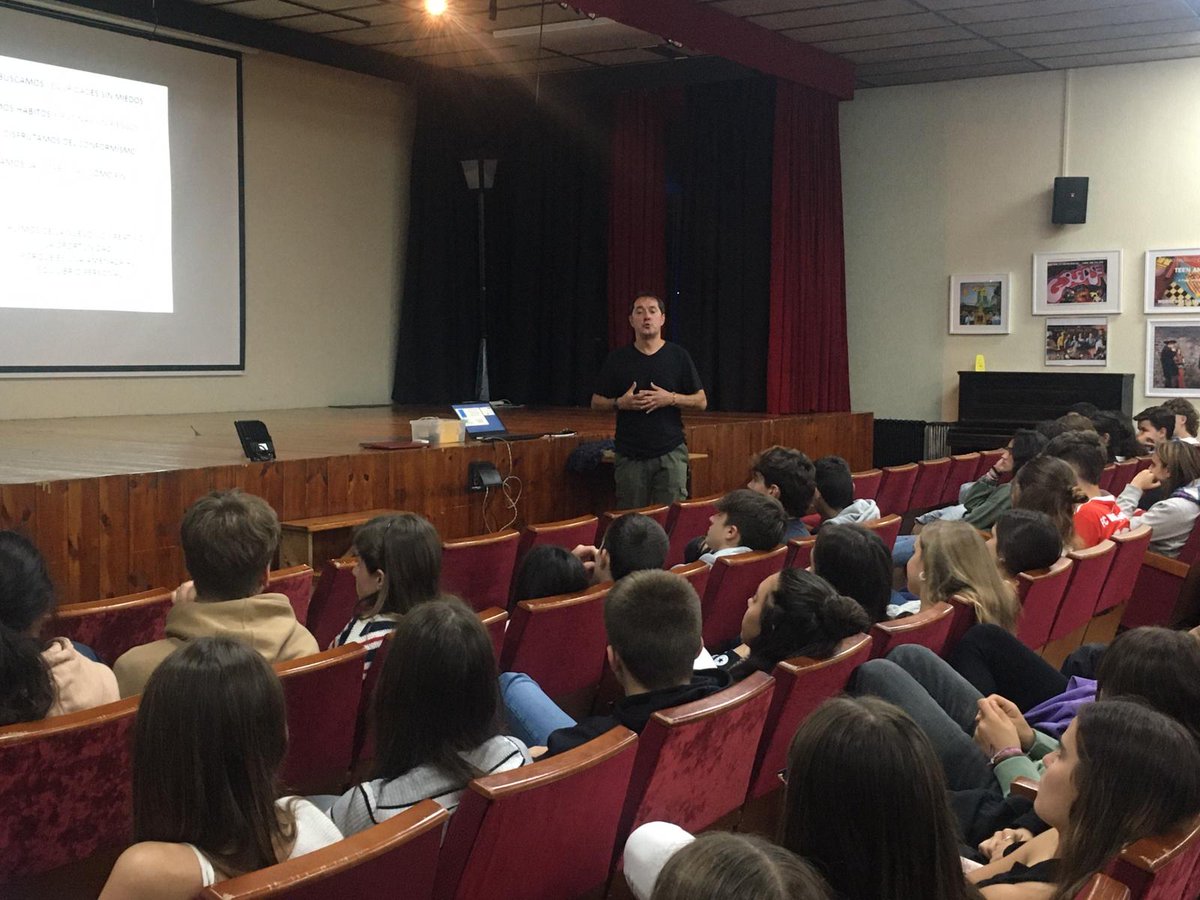 Ayer, Bidesari asociación de pastoral pastoral penitenciaria, estuvimos con 70 jóvenes en el Colegio Ntra. Sra. de La Merced (Loiu) mostrando la realidad de las personas privadas de libertad. Una gozada compartir con jóvenes nuestra experiencia de vida.