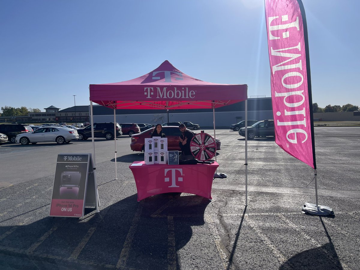 Noss_Harrison's tweet photo. T-Mobile Madison Indiana come see us and win a meet and greet with @lukecombs we’re at 427 east Clifty drive Madison Indiana! @TMobile @975WAMZ  give away drawling at 1pm https://t.co/bMgvehmZ7f