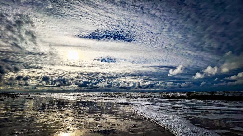 rdonselaar's tweet photo. After a dull wet and grey day the sun broke through at the beach at end of the day

#seascape #cloudporn #beachvibes #wijkaanzee #netherlands #iphone #sea #clouds #beach https://t.co/RfO35nFBie https://t.co/XQt5JRUrNb
