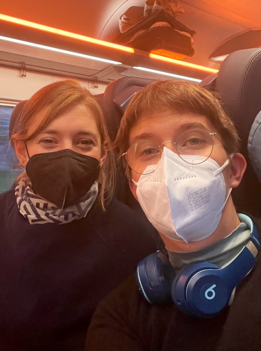 AnnaLuehrmann's tweet photo. Den Anfang der #bdk22 müssen wir leider im Zug verfolgen - Plenum hat zu lange gedauert. Aber wir freuen uns auf das BDK-Wochenende - ehrlich! 🤓 https://t.co/Y4Dw0moTqy