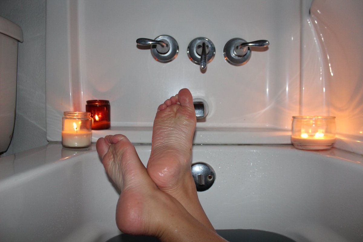 Toesty_toes's tweet photo. Bath time! 🧼🫧🧼 #feetfethish #onlyfanspromo #feetworship #feetfinder #bathroomfun https://t.co/raNfNYE1LA