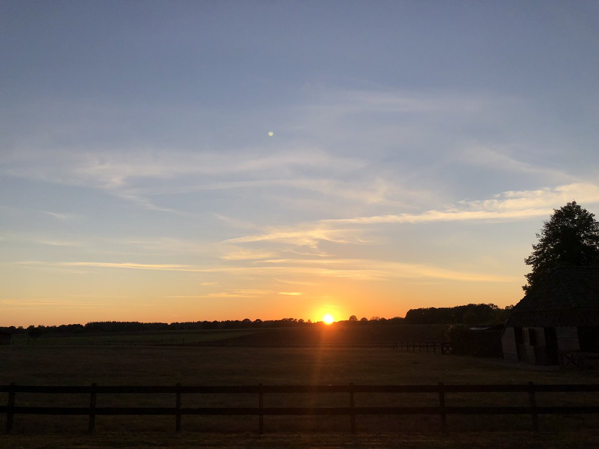 Kom jij werken met aandacht, tijd en zorg voor onze bewoners maar ook met zicht op deze zonsondergang? Of tip jij iemand voor deze vacature verzorgende-ig of 2e jaars-leerling verzorgende-ig? 
verzorgdwoneninexloo.nl/vrijwilligers-…