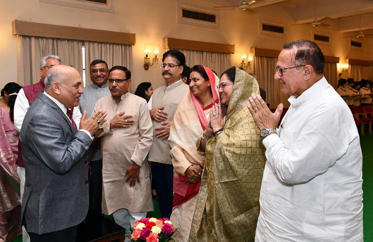 ZahidaKhanINC's tweet photo. राजभवन में राजस्थान उच्च न्यायालय के नए न्यायाधीश (न्यायमूर्ति) श्री पंकज मिथल जी के शपथ ग्रहण समारोह में शिरकत कर उन्हें बधाई प्रेषित करी। https://t.co/lMATKv4VFR