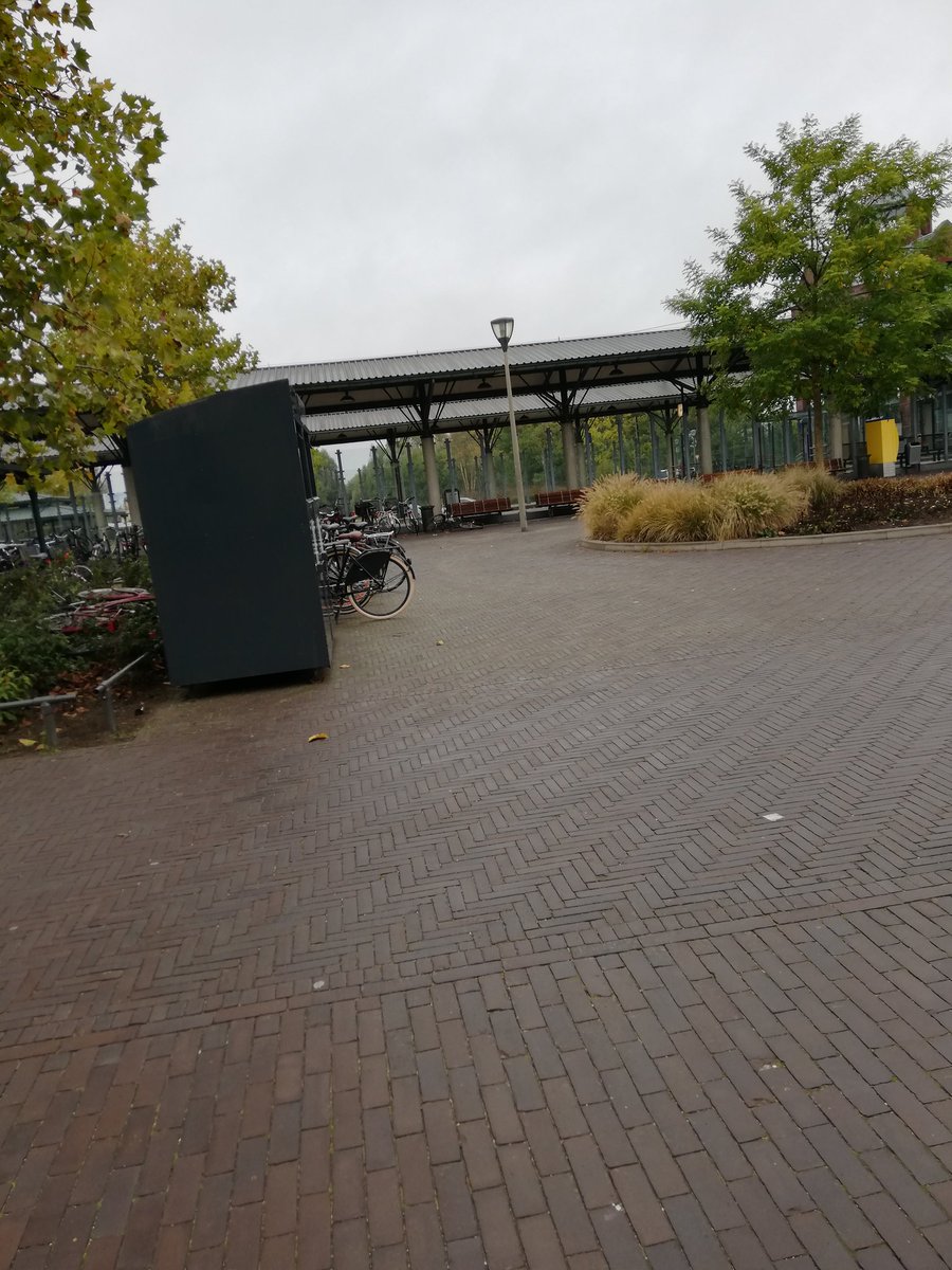 JetUijen's tweet photo. We hadden n mooi stationspleintje met zeer uniek stationsgebouw in #Helmond-Brandevoort. Busladingen Chinezen kwamen hier fotograferen (en soms nog). Nu heeft een ambtenaar dit bedacht. Hoe verneuk een architectonisch hoogstandje @gemeentehelmond ? https://t.co/iZfQXKSGqm