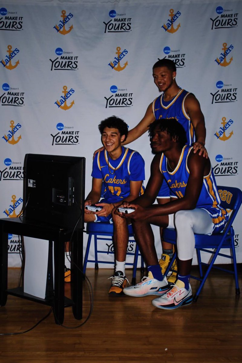 LakeStateMBB's tweet photo. Media day 𝐬𝐧𝐞𝐚𝐤 𝐩𝐞𝐚𝐤 📸👀

#ETJ | #GoLakers https://t.co/FoWyARe247