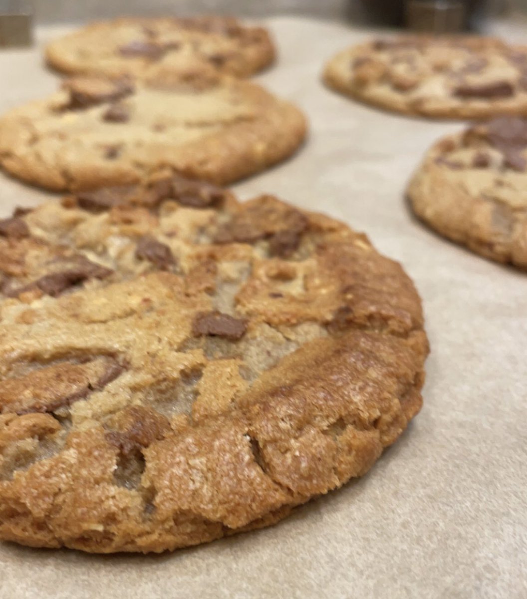 *psst*
(Did you know it’s #BOGO 50% off cookies?)

*Do with this information what you will 😈*

#bestsnacks #bestdrinks #freshcoffee #BNZonaRosa #BNMidWest