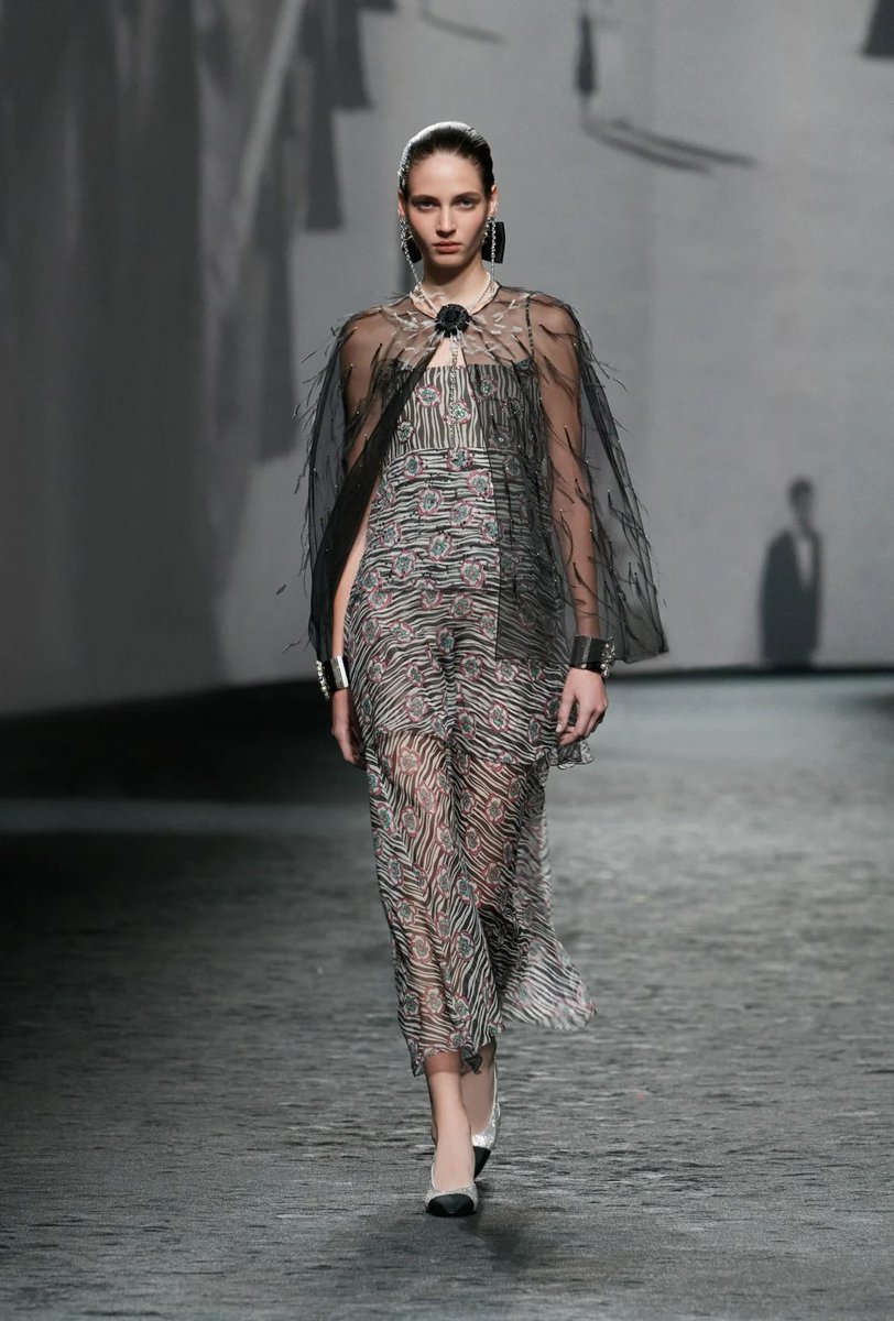 EspritdeCoco's tweet image. Collection prêt-à-porter #CHANELSpringSummer 2023 : un camélia sur des rayures zébrées noires et blanches, animant des robes en mousseline de soie agrémentées d'un bustier "écailles de poisson" et d'appliqués de cristaux, ou d'une maille courte
#CHANELShow #PFW #espritdegabrielle
