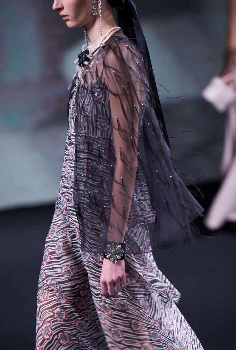 EspritdeCoco's tweet image. Collection prêt-à-porter #CHANELSpringSummer 2023 : un camélia sur des rayures zébrées noires et blanches, animant des robes en mousseline de soie agrémentées d'un bustier "écailles de poisson" et d'appliqués de cristaux, ou d'une maille courte
#CHANELShow #PFW #espritdegabrielle