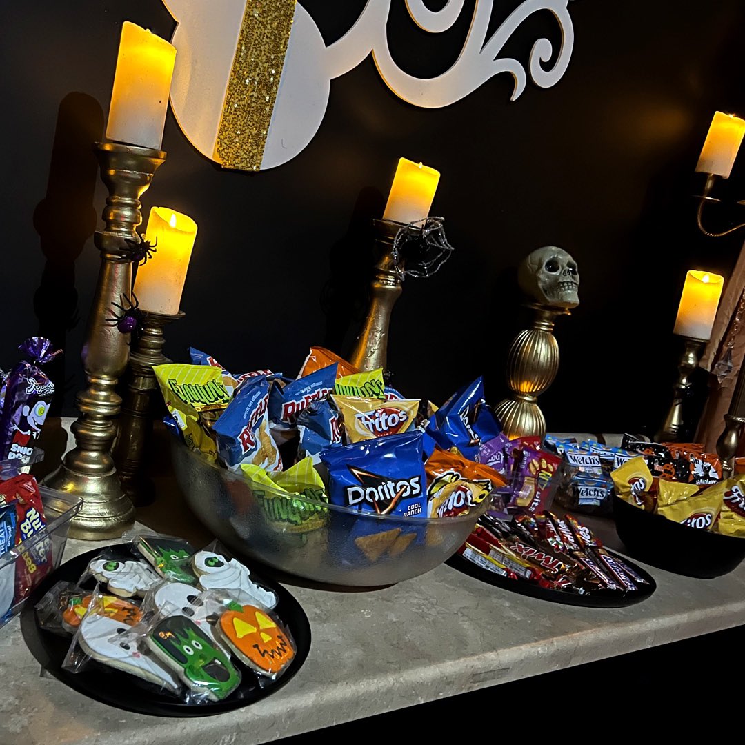 ScareDSM's tweet photo. Our VIP Room is STOCKED and ready for a weekend of SCREAMS!!! ScareDSM is the ONLY HAUNTED HOUSE in Des Moines where YOU can be a part of the SCARE! Get your tickets NOW at https://t.co/n4CBpj6vxr!  😈👻 https://t.co/bt9efskNYQ