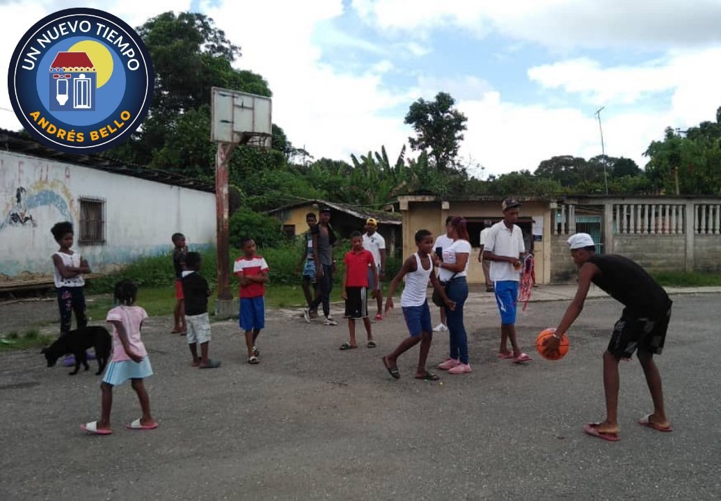 untmiranda_'s tweet photo. Desde #AndrésBello, nuestro equipo municipal realizó la entrega de donativos deportivos, entre aro, malla,  balón de basket y pintura para la cancha para los jugadores de baloncesto de la parroquia #Cumbo.

#MirandaVamosPalante

@partidoUNT https://t.co/ldhpEkt4ao
