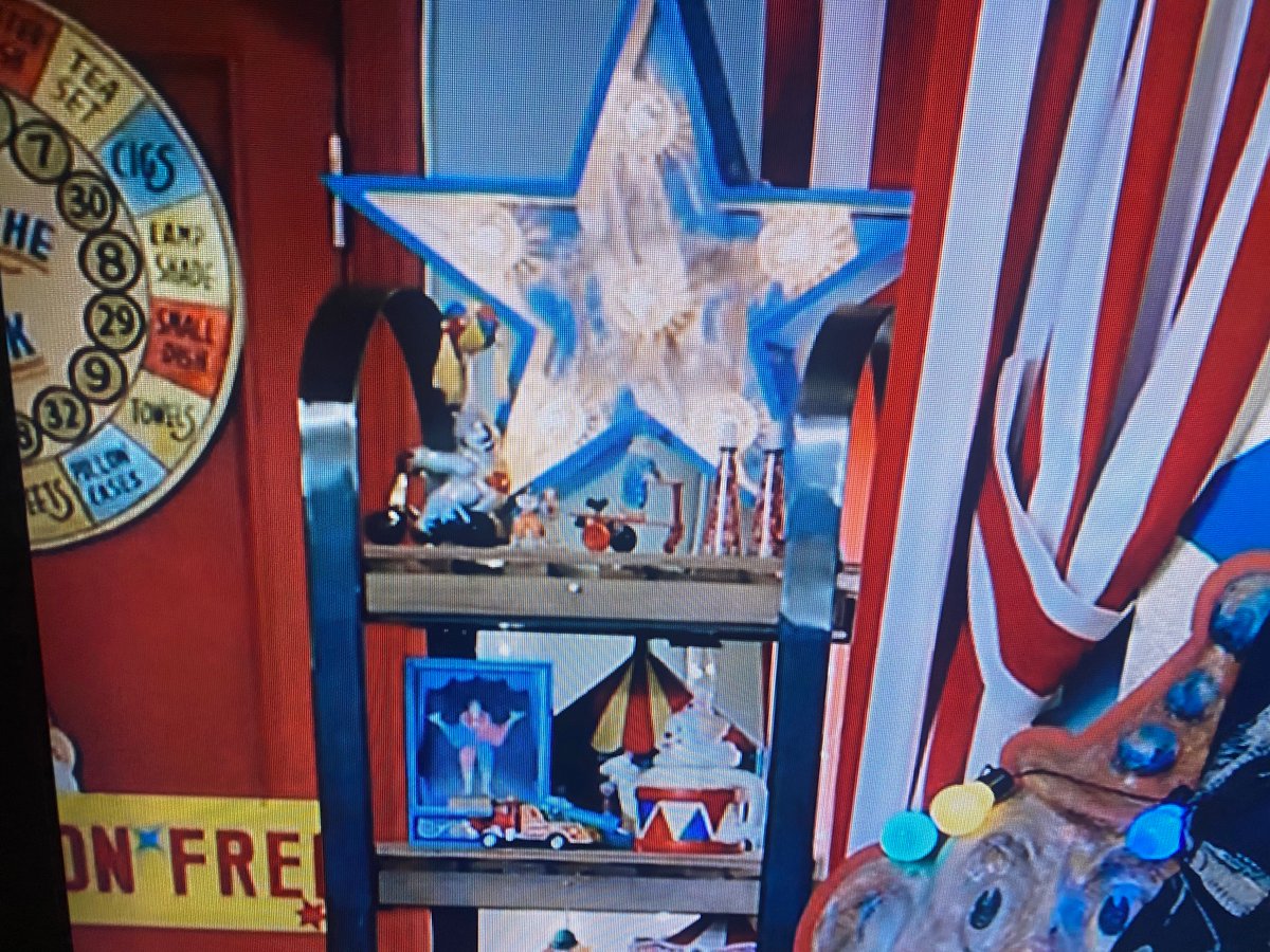 Lukes_talking's tweet photo. Just spotted @RealBobMortimer “sausage / Brocolli presentation unit”
In the background of the new @taskmaster house! Great little reference!
@EdGambleComedy 
@AlexHorne 
@gdavies https://t.co/HPuGdbjMjx