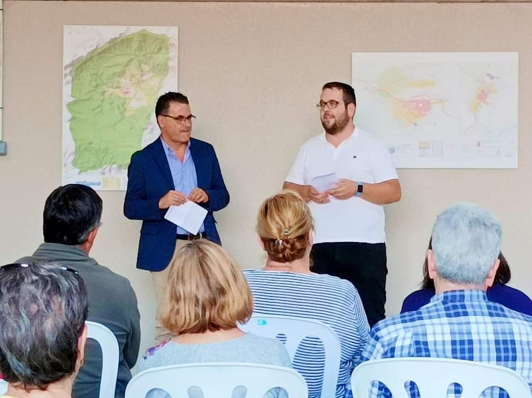 RubenPicoES's tweet photo. Seguimos cumpliendo metas. Hoy hemos inaugurado la NAVE ALMACÉN y presentado el borrador del PLAN GENERAL ESTRUCTURAL de @confrideslabdet  🏘️

GRACIAS @dipuAlicante GRACIAS @JosRamn58571137 GRACIAS @Jav_Gutierrez75 

#Confrides #LAbdet #ConfridesLAbdet https://t.co/We9zTNsiEI