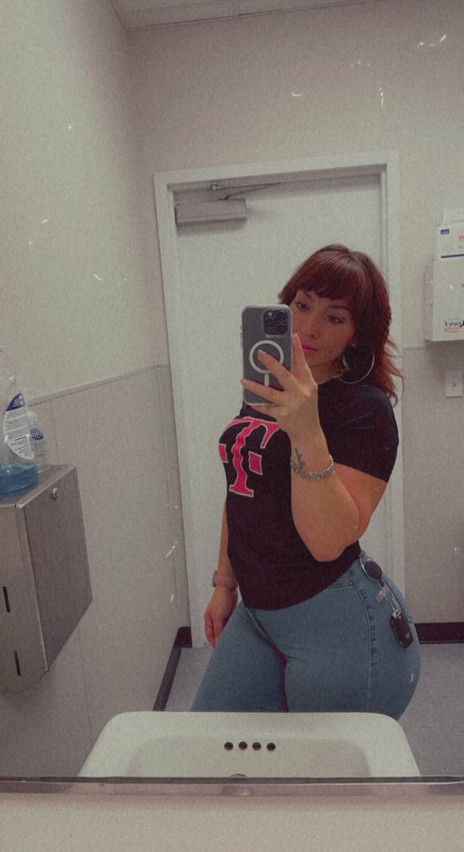 LulySantini19's tweet photo. I still canβt believe I did it! But yes yes I did π No more blonde over here βπΌ Who am I π€£ #newlife #newhair #neweverything #enjoyeveryminute #livelifetothefullest #tmobileselfie #tmobilelife #newbeginnings https://t.co/TmCd10Q0Qc