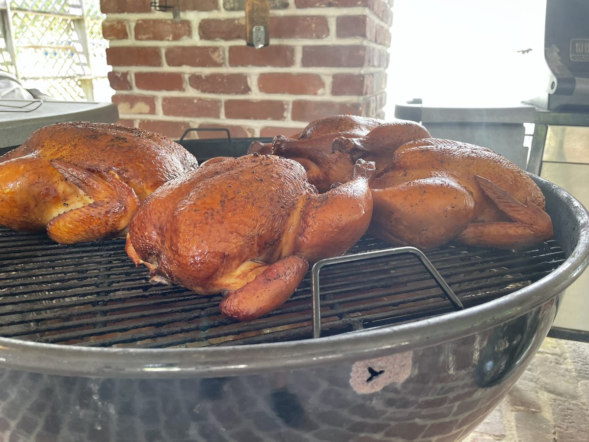 Getting ready for some smoked pulled chicken sandwiches! <a href="/WeberGrills/">Weber Grills</a>  giving lots of w/ the old 26’er.